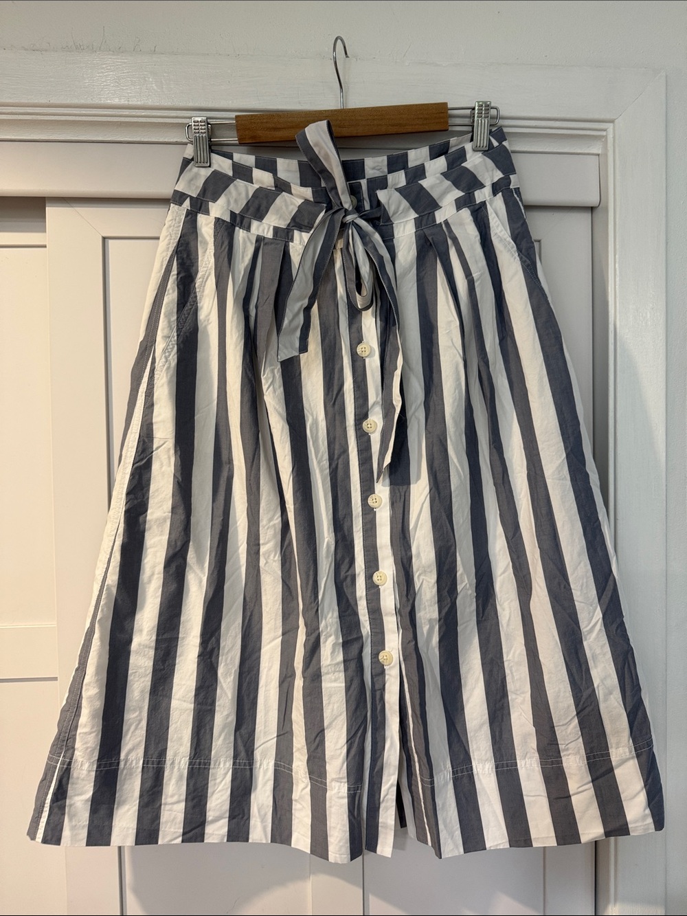 Gap Striped Button-Front Midi Skirt with Waist Tie - White & Gray